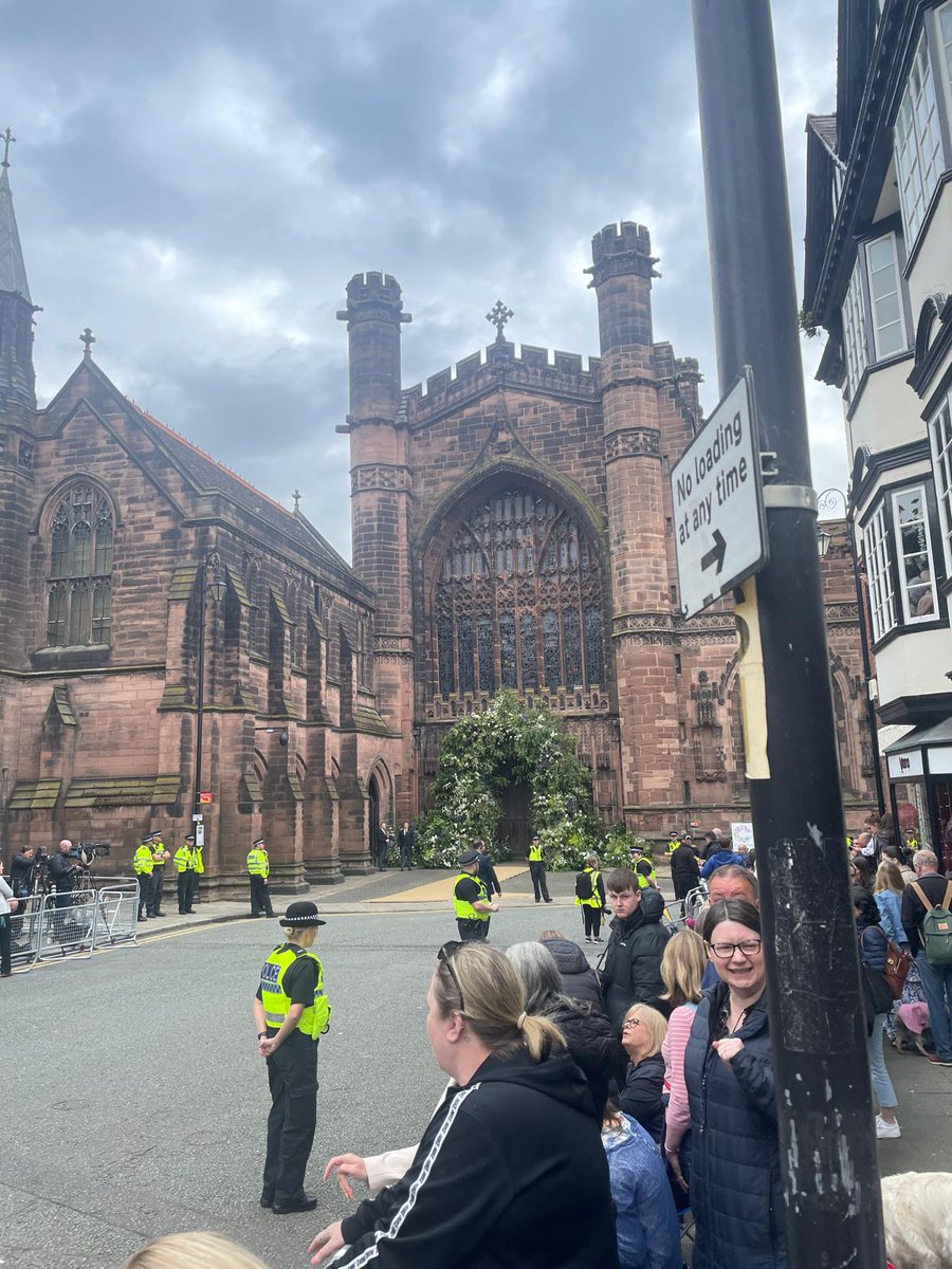 ActivePRuk's tweet image. We enjoyed free 🍦courtesy of the Duke &amp;amp; Duchess of Westminster. The newlyweds scored lots of great PR partnering with city centre businesses to serve up the treats &amp;amp; funding the Summer Flowers project
bbc.co.uk/news/articles/… #goodpr #chester #wedding #DukeOfWestminster