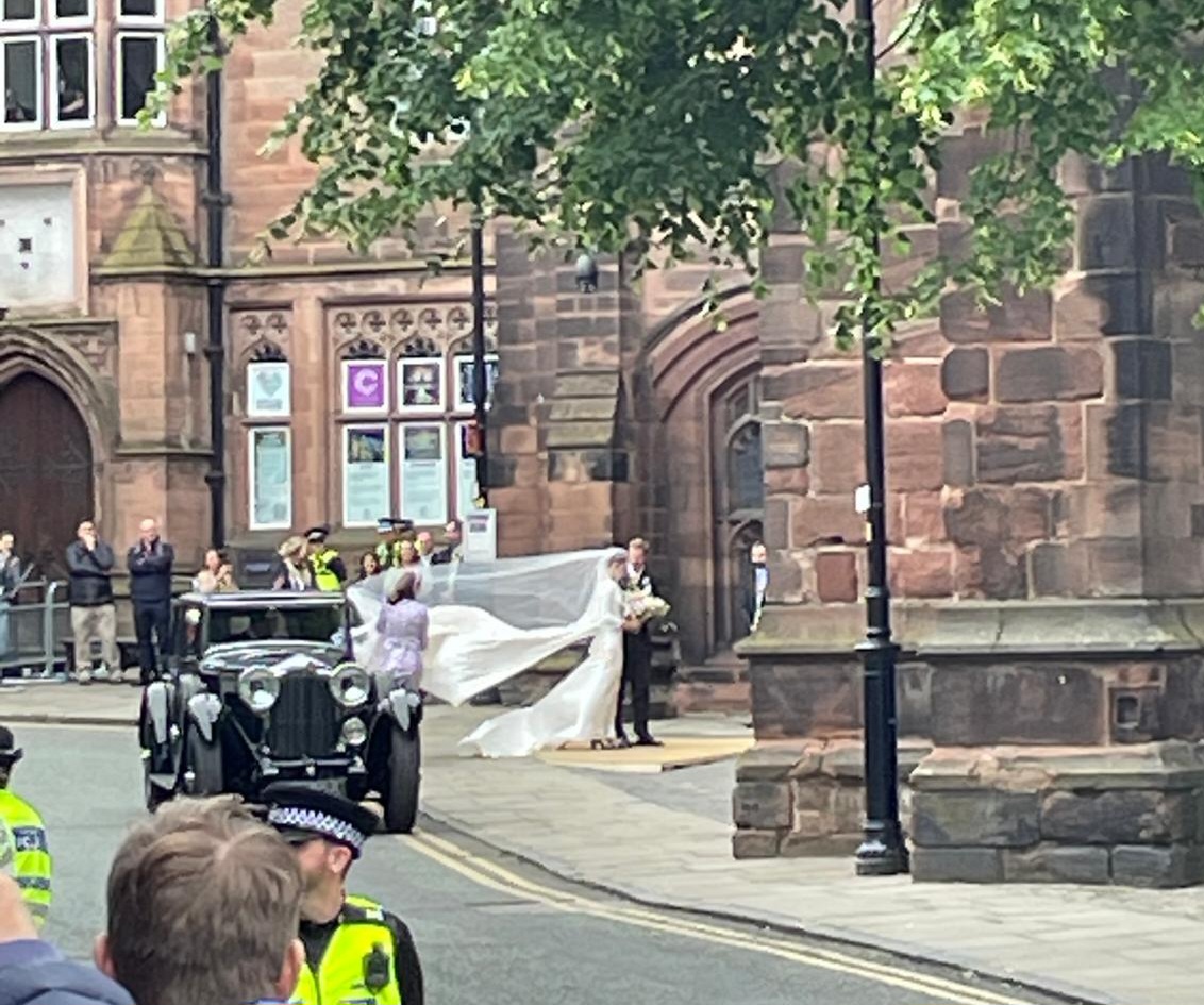 ActivePRuk's tweet image. We enjoyed free 🍦courtesy of the Duke &amp;amp; Duchess of Westminster. The newlyweds scored lots of great PR partnering with city centre businesses to serve up the treats &amp;amp; funding the Summer Flowers project
bbc.co.uk/news/articles/… #goodpr #chester #wedding #DukeOfWestminster