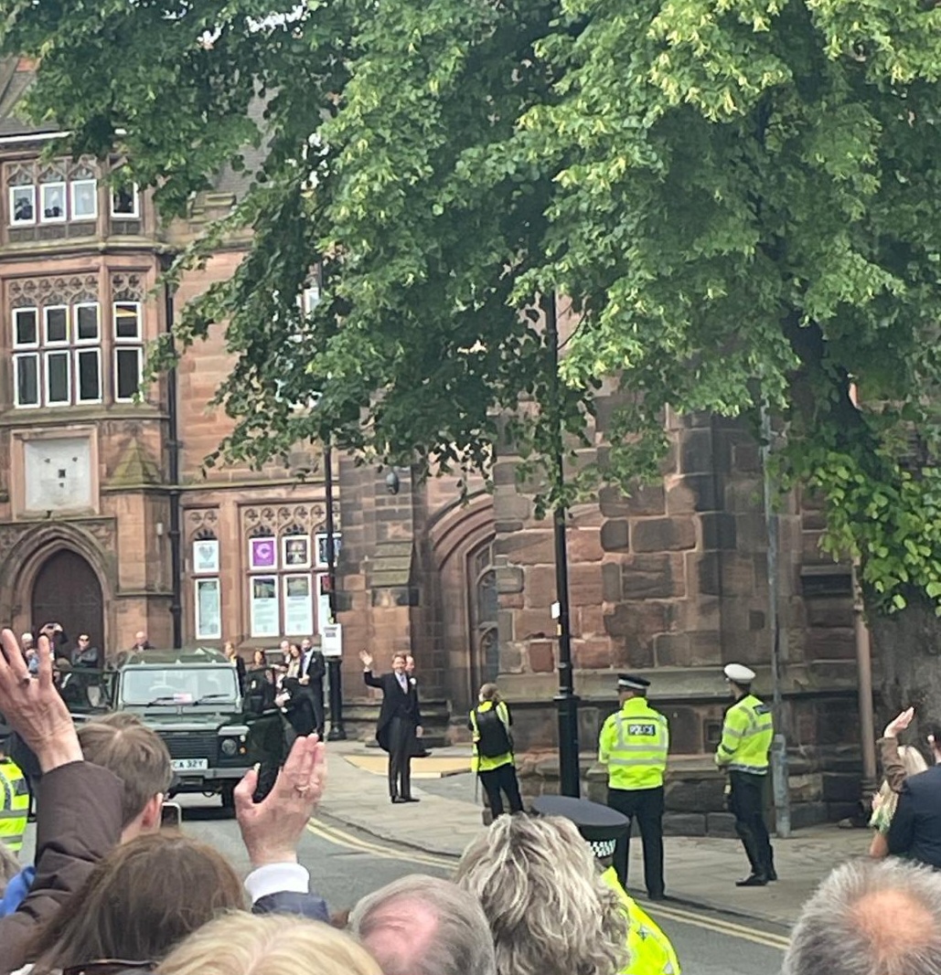 ActivePRuk's tweet image. We enjoyed free 🍦courtesy of the Duke &amp;amp; Duchess of Westminster. The newlyweds scored lots of great PR partnering with city centre businesses to serve up the treats &amp;amp; funding the Summer Flowers project
bbc.co.uk/news/articles/… #goodpr #chester #wedding #DukeOfWestminster
