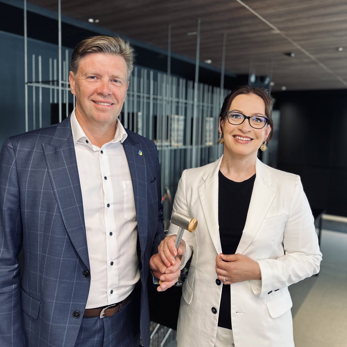 Asianajajaliiton uusi puheenjohtaja on <a href="/EePeeUotila/">Eero-Pekka Uotila</a> 🎉🙌 Puheenjohtajan valtikan hänelle luovutti <a href="/h_raiha/">Hanna Räihä-Mäntyhar</a> 🌸 Varapuheenjohtajaksi valittiin <a href="/IkosenJussi/">Jussi Ikonen</a>.
​
​Valinnat tekivät valtuuskunta, joka kokoontui tänään Helsingissä.
​#asianajajat