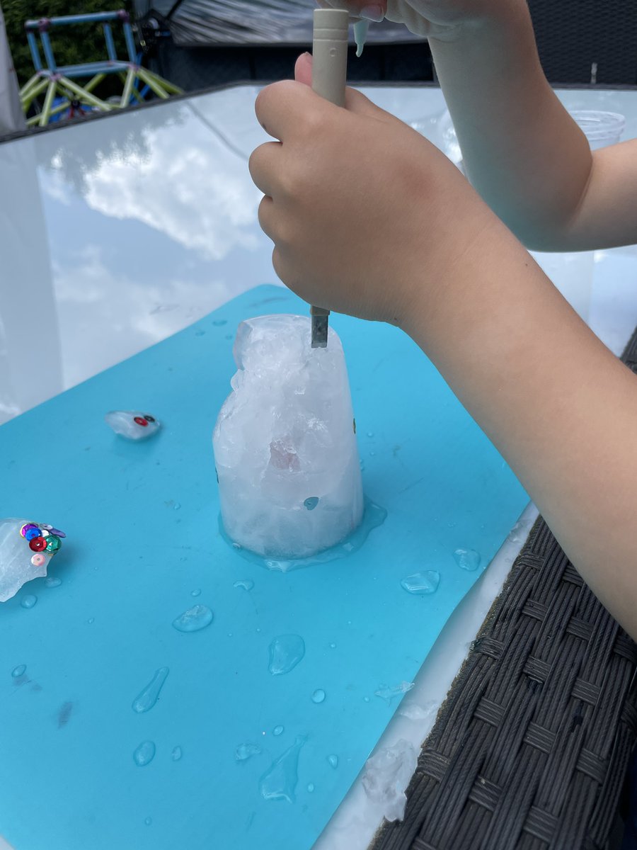 tinysailors's tweet photo. Zur Inspiration:
Selbst gemachtes Ausgrabungs-Set.
Crushed Ice in eine Tupperdose, kleine Figur rein, mit Wasser auffüllen und einfrieren.
Hammer und Meißel hatten wir noch von einem gekauften Set. https://t.co/wGoUdYAps6