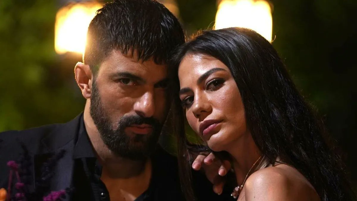 divinity_es's tweet photo. A partir del lunes, con motivo del gran estreno de #SocialitéClub, la telenovela #MiNombreEsFarah adelantará su hora de emisión a las 21:00. 
Repostea y que se enteren todos los seguidores 😉 https://t.co/sQ0vEyNbzR