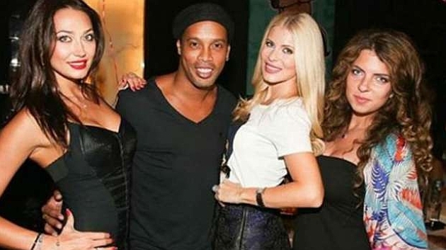 3️⃣En 2018 después de que la justicia brasileña retirara el pasaporte a Ronaldinho y a su hermano por no pagar una deuda salió a la luz la dramática situación económica del exjugador del Barcelona. La Fiscalía brasileña intervino sus cuentas en bancos de Brasil y descubrió que