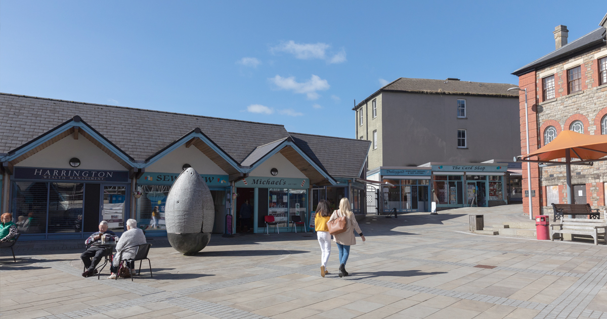 Experience the strong sense of community in #Maesteg town centre, which is home to high street brands, independent shops and an outdoor market clustered around the redeveloped Town Hall and market square. 🛍️ 

visitbridgend.co.uk/market-town/ma…