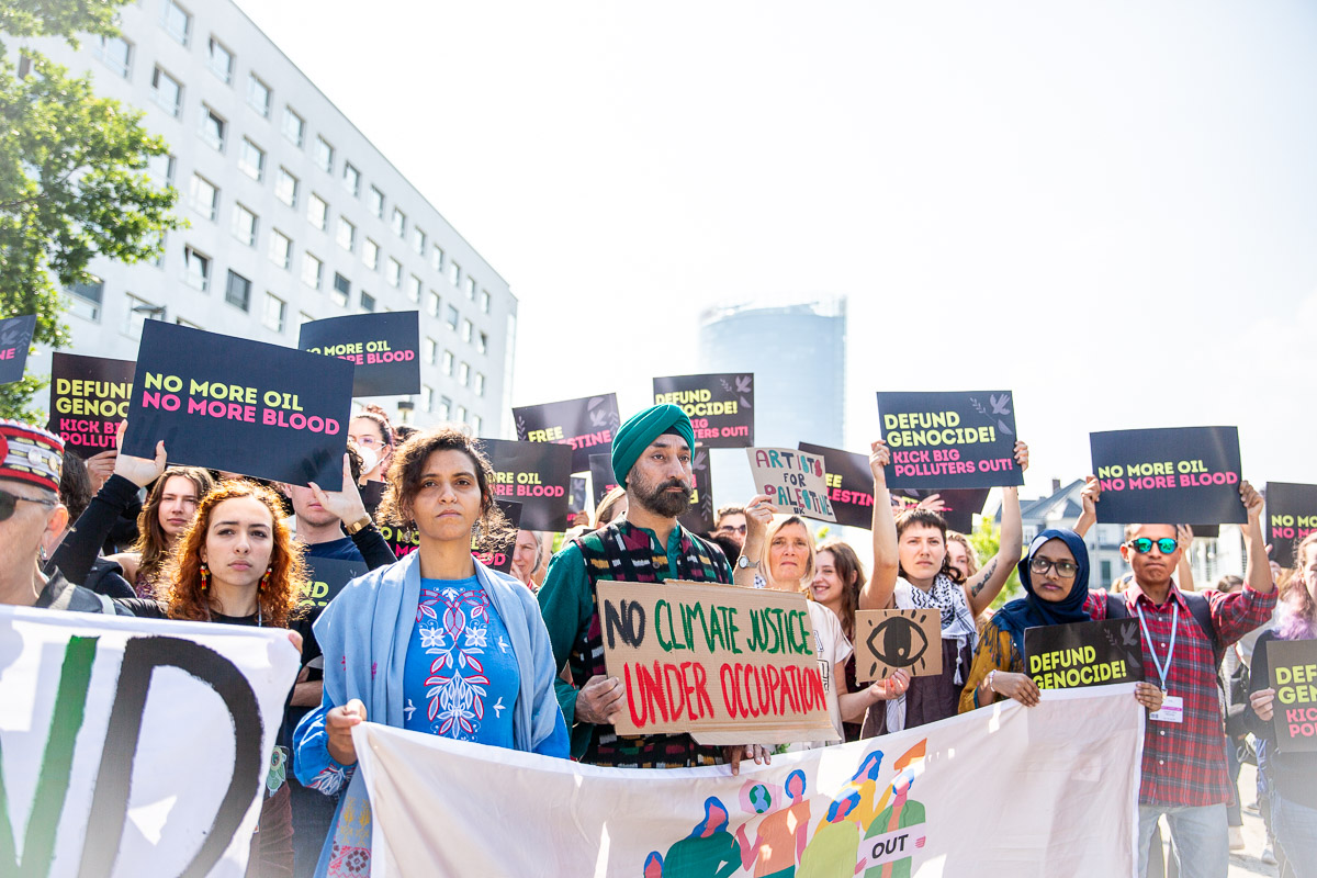 Davidxvx's tweet image. Action this morning at #SB60 in Bonn: The oil and gas corporations that are fueling the climate crisis are the very same ones enabling violence and genocide in Palestine.

There is no climate justice without human rights. We must #DefundGenocide and #KickBigPollutersOut!
