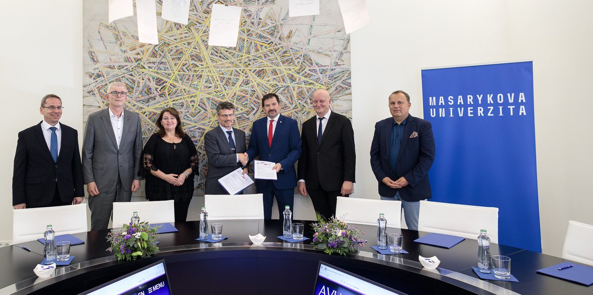🎉Stali jsme se novým členem Asociace výzkumných univerzit České republiky (AVUni), prestižního sdružení českých vysokých škol! 🎉
Rektor Pavel Kozák řekl: „Věřím, že spojení s kvalitními univerzitami v AVUni prospěje naší univerzitě i českému vysokému školství.“
Členství v AVUni