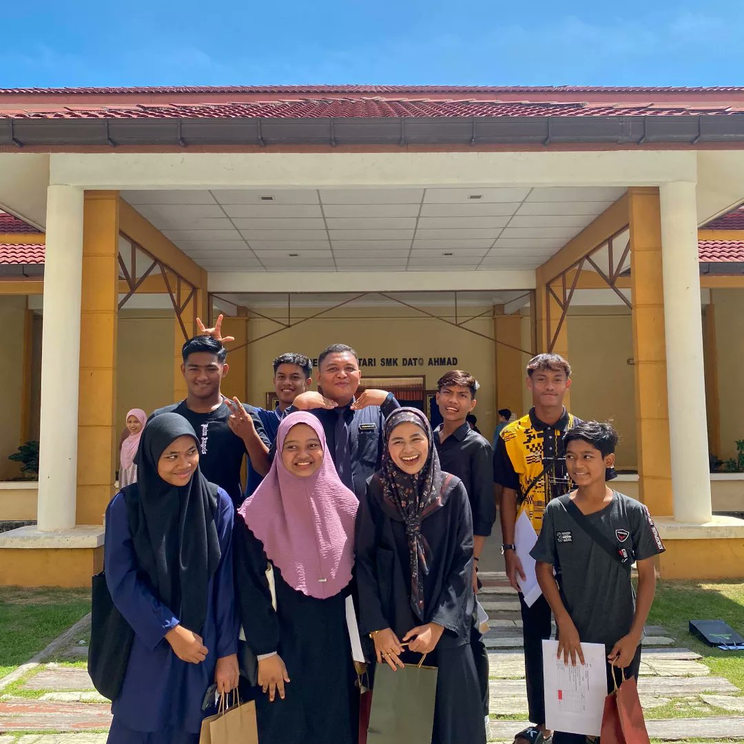 AisamuddinAfif's tweet photo. My first SPM batch (2023). 

Our time together may be ending, but ur impact will be felt for years to come. It has been a privilege to watch u grow, learn &amp; mature. It's an honour &amp; quite an experience being ur teacher.

Wishing all of u a farewell. Go out &amp; keep shining!!! 😘❤️ https://t.co/hYgb0MGT85
