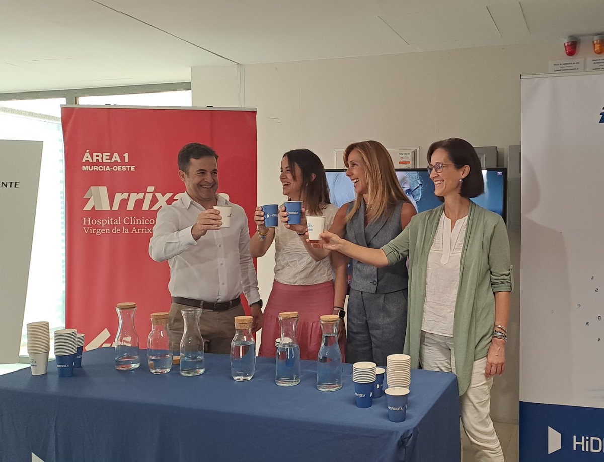 EMUASA_Clientes's tweet photo. Hoy en el Hospital Universitario Virgen de la Arrixaca 🏥 hemos ido a donar dos fuentes de agua y a dar una charla sobre su calidad y ¡no han faltado unas catas!💧

Así que ya sabéis la próxima vez que vengáis por aquí, ¡a rellenar las botellas de agua del grifo fresquita! 🚰 https://t.co/P6ftUC1x69