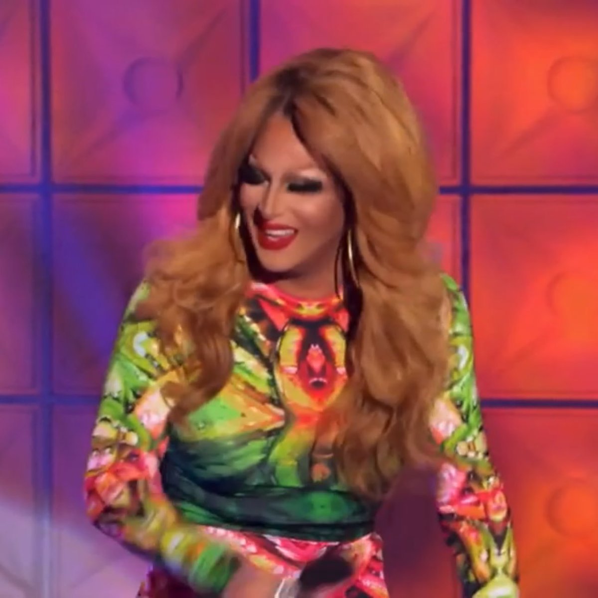 vivalasdrag's tweet photo. by episode 5 on AS2 roxxxy had been in the bottom 3 times now she’s the front runner leading the pack with the 3 badges on #AllStars9 https://t.co/cpqZOCWh4A