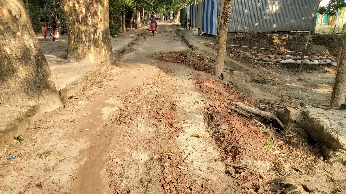 চরভদ্রাসনে ১১ মাস ধরে বন্ধ সড়কের কাজ
