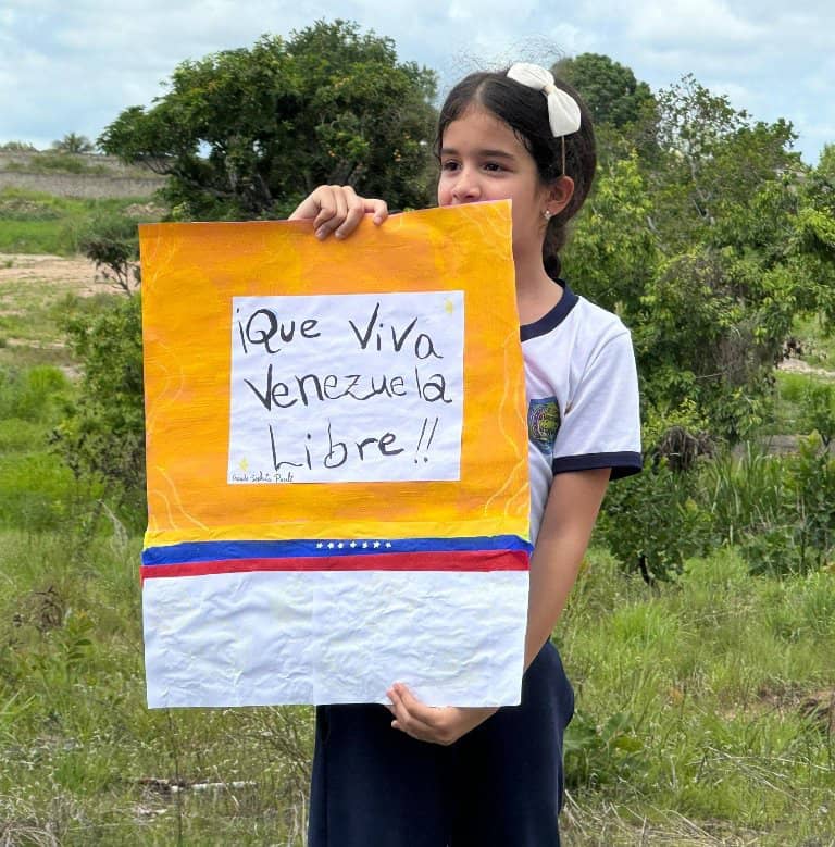 ADMirandaCES's tweet image. #7junio 
Que ella y todos nuestros niños vivan libres en Venezuela, que no tengan que cruzar selvas peligrosas , que no se separen de sus padres , que canten sonriendo, que aprendan tranquilos, que crezcan sanos! 
Motivos para salir a votar el #28Julio🇻🇪 por @EdmundoGU
