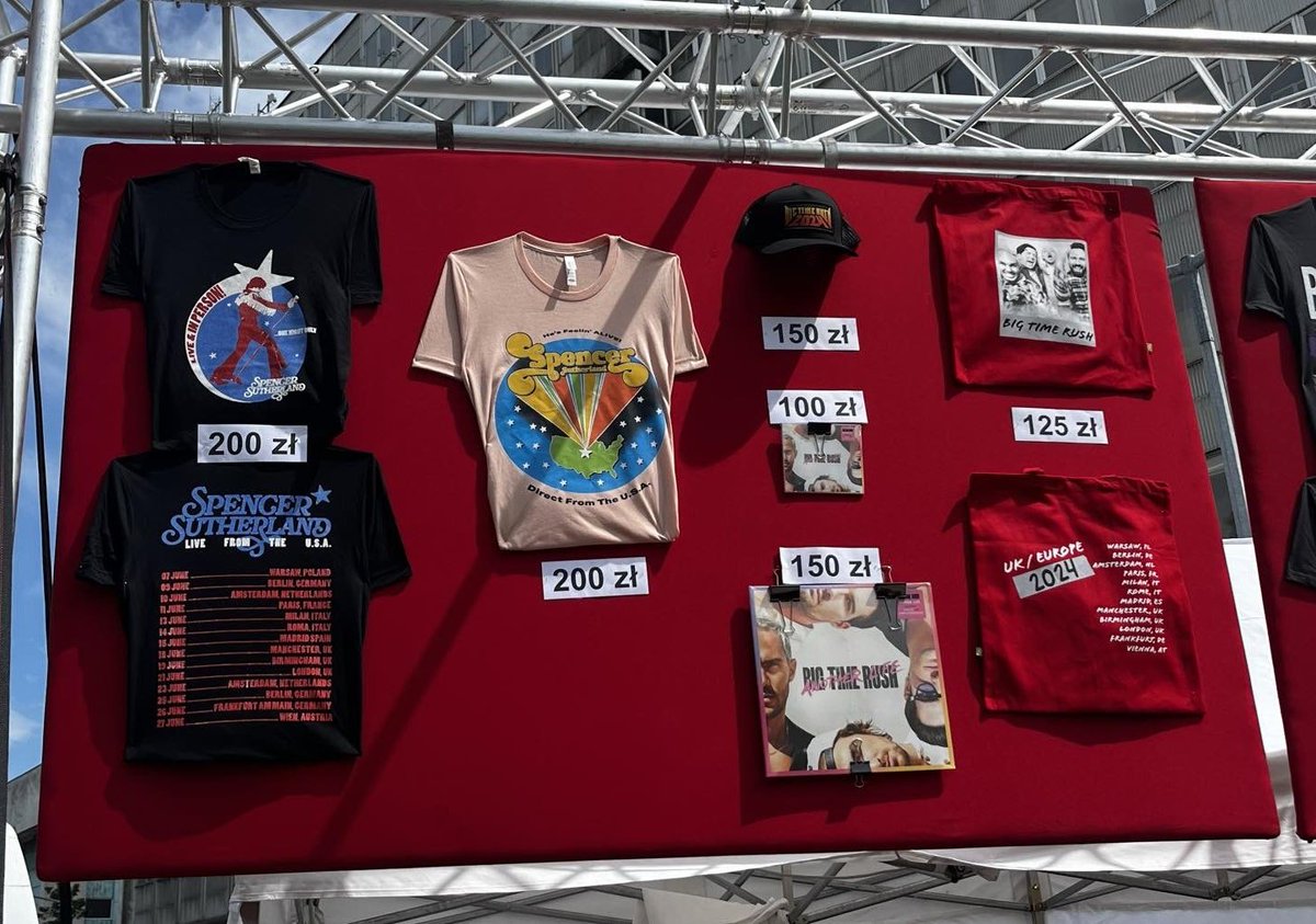 Sombrerosss's tweet photo. Non ci voglio credere che i big time rush come merch usano quello di 10 anni fa e quello bello è solo di Spencer https://t.co/2KkhURwfy6