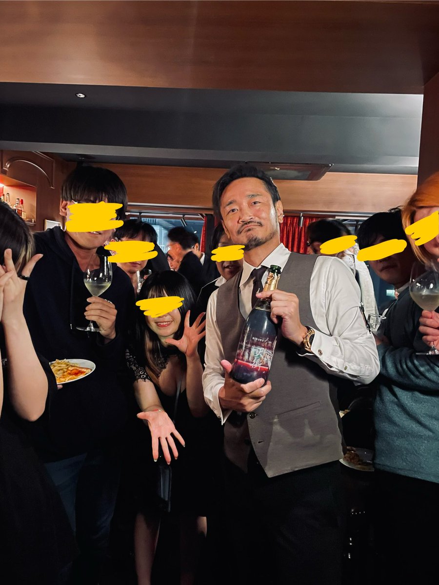 tensho_tw's tweet photo. うちのデスク(僕の真後ろ)が天衝シャンパン入れてくれました！ https://t.co/kQelvE2Ljy