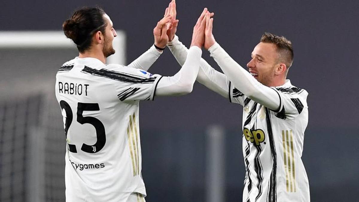 ZZiliani's tweet image. Koopmeiners 60 milioni, Calafiori 40. Juventus scatenata sul mercato, ma c'è un ma: non c'è una lira e bisogna solo vendere
Fra pochi giorni il club bianconero chiuderà il bilancio 2023-24 con un passivo di 200 milioni dopo il -124 di un anno fa: è fuori da ogni regola UEFA.