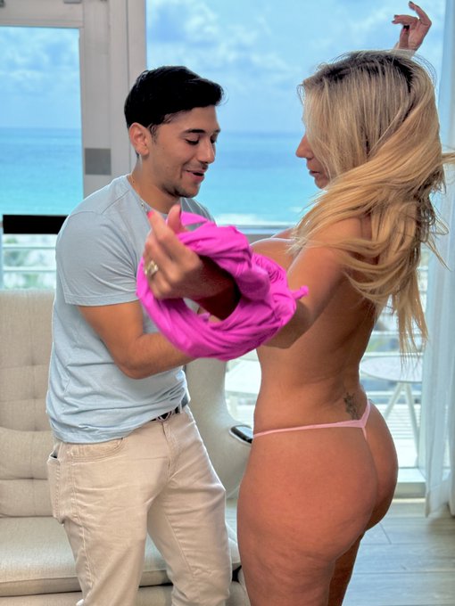 2 pic. New video releases one week from tonight!! Do you think Max gets his fill? ??

@MaxFillsUrMom