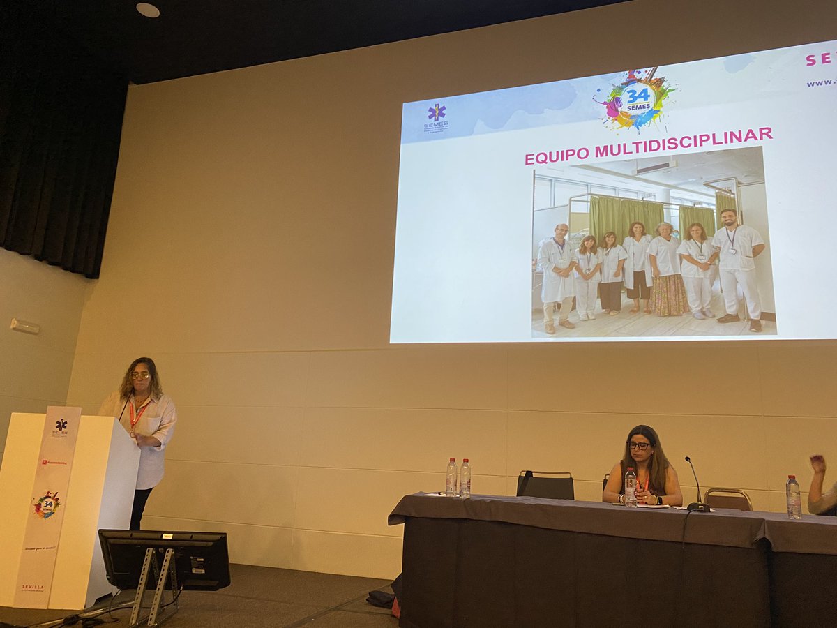 Boukra Attou El Harrak, una de nuestras gestoras de fragilidad de urgencias, expone en #SEMES2024, la experiencia del área de Fragilidad  de nuestro Servicio de Urgencias. #DAFSU <a href="/HospitalSantPau/">Sant Pau - Campus Salut Barcelona</a>