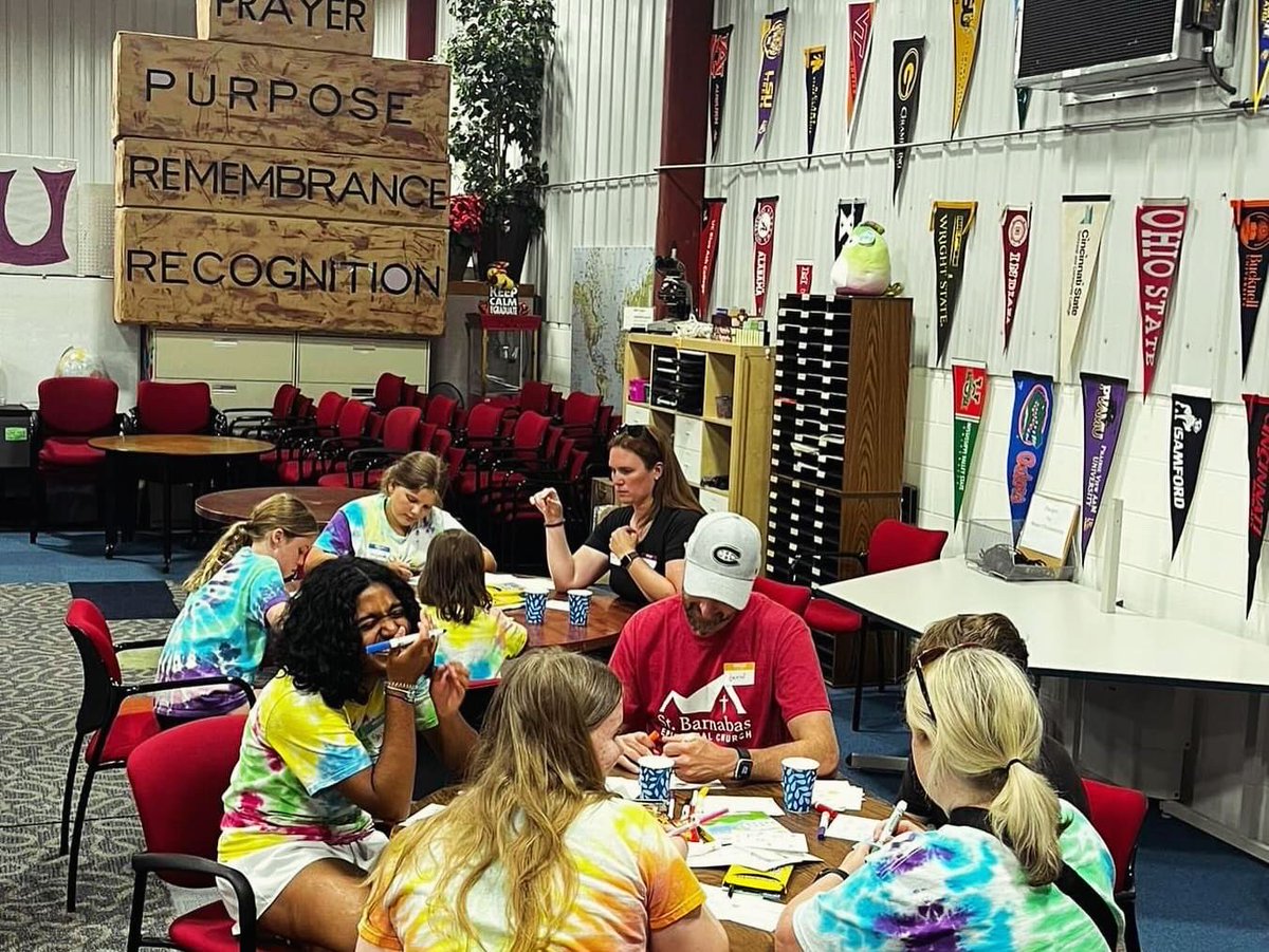 Thank you to St. Barnabas Episcopal Church for bringing your summer teen crew in today to help organize and stock the pantry, and make inspirational cards to include in backpacks for our School Supply Giveaway. 

We hope you enjoyed today as much as we enjoyed having you! 🧡💚💙