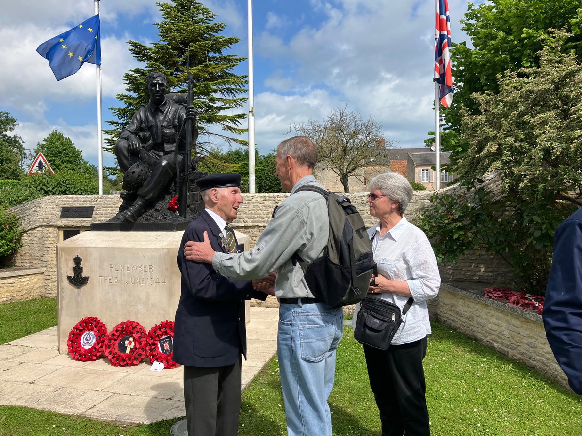 A privilege to have been in Normandy for #DDay80, and to have met veteran Ken Cooke of ⁦⁦<a href="/YorkWW2DDayVets/">YorkWW2DDayVeterans</a>⁩. He drew admiration and tears, and even the gendarmes wanted to meet him!
⁦<a href="/BBCNews/">BBC News (UK)</a>⁩ ⁦<a href="/BBCYorkshire/">BBC</a>⁩ #WW2