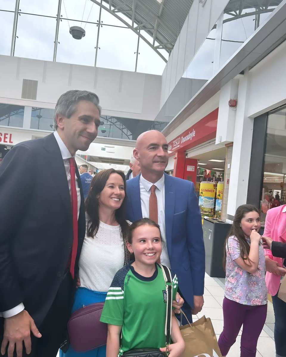 DanielButlerFG's tweet photo. Thanks to Taoiseach @SimonHarrisTD for joining once again as we look to sprint across the line.
Please Vote 1 Daniel Butler For Mayor and in Limerick City for Council ALSO.
#ButlerForMayor #ButlerForCouncil https://t.co/TxUGKdNGew