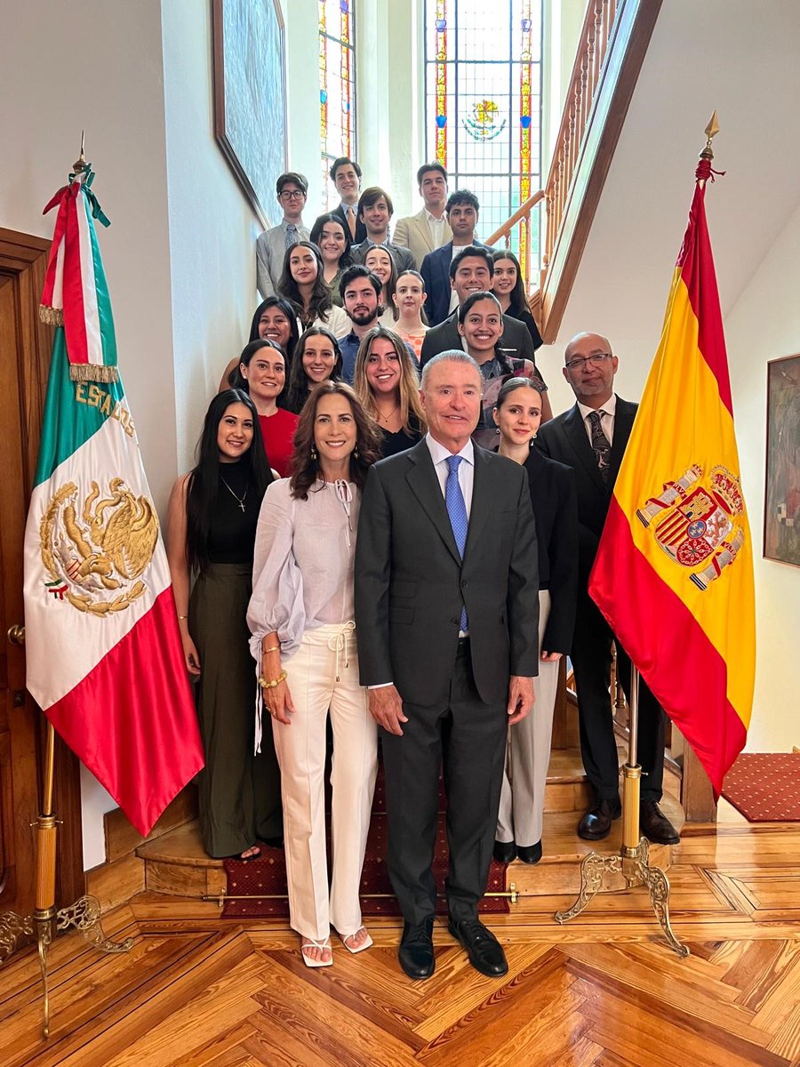 Embajada de México en España (@embamexesp) on Twitter photo ¡Reconociendo su esfuerzo, <a href="/QuirinoOC/">Quirino Ordaz Coppel.</a> y <a href="/RosyFdeOrdaz/">Rosy Fuentes de Ordaz</a> recibieron a 20 estudiantes 🇲🇽 en 🇪🇸 de las mejores universidades de Madrid, quienes compartieron sus experiencias y su deseo de regresar a 🇲🇽 con nuevos conocimientos. ¡Felicidades a estos jóvenes talentosos! 🎓📚✨🏅🇲🇽🇪🇸 ¡Reconociendo su esfuerzo, <a href="/QuirinoOC/">Quirino Ordaz Coppel.</a> y <a href="/RosyFdeOrdaz/">Rosy Fuentes de Ordaz</a> recibieron a 20 estudiantes 🇲🇽 en 🇪🇸 de las mejores universidades de Madrid, quienes compartieron sus experiencias y su deseo de regresar a 🇲🇽 con nuevos conocimientos. ¡Felicidades a estos jóvenes talentosos! 🎓📚✨🏅🇲🇽🇪🇸