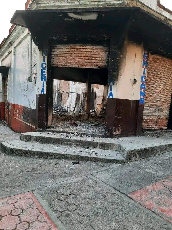 Re_Villarreal's tweet image. Por favor pongamos nuestros ojos en Tila, Chiapas, nos necesitan. Llevan 4 días en terror.
Están violando mujeres, incendiando el lugar, haciendo reclutamiento forzado y asesinando familias.
@RutilioEscandon ¡Atiende a Tila ya!