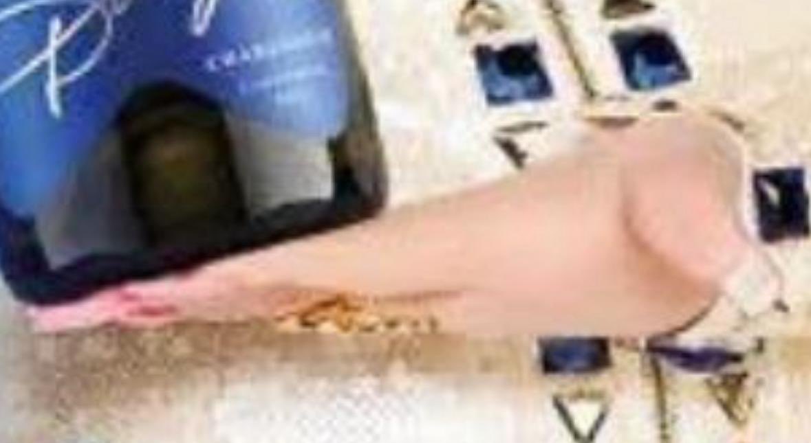 Geoffonly's tweet image. I would never normally dunk on Dolly but are we just going to ignore whatever the fuck is happening with her hand here?
