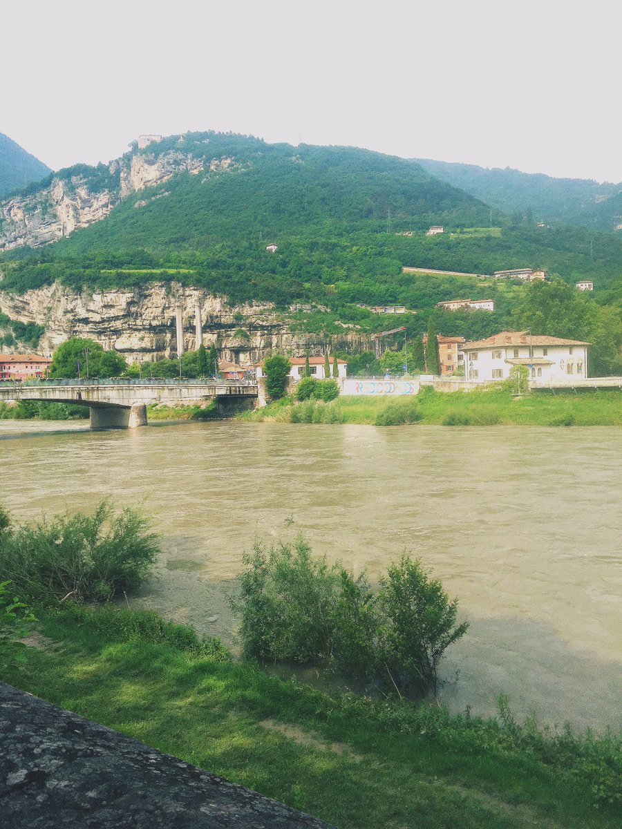 daniarz's tweet image. #trento 🇮🇹 está pintado al óleo ✨