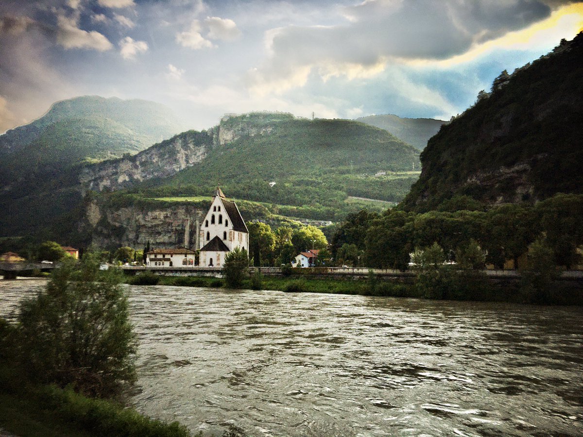 daniarz's tweet image. #trento 🇮🇹 está pintado al óleo ✨