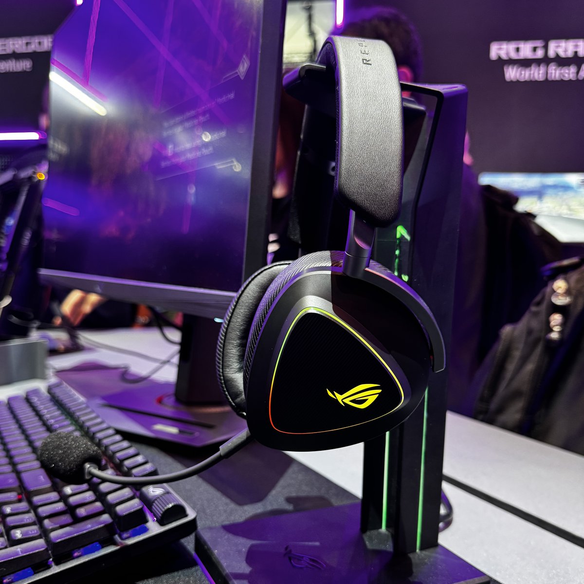 ASUS_ROG's tweet image. 🎧Gear up for victory with #ROGDeltaII at #Computex2024!
 
🔥Fit for champs:
✅Tri-mode connectivity
✅Balanced sound signature
✅10mm super-wideband mic
✅DualFlow Audio for simultaneous audio playback
✅ROG SpeedNova with ultra-low latency