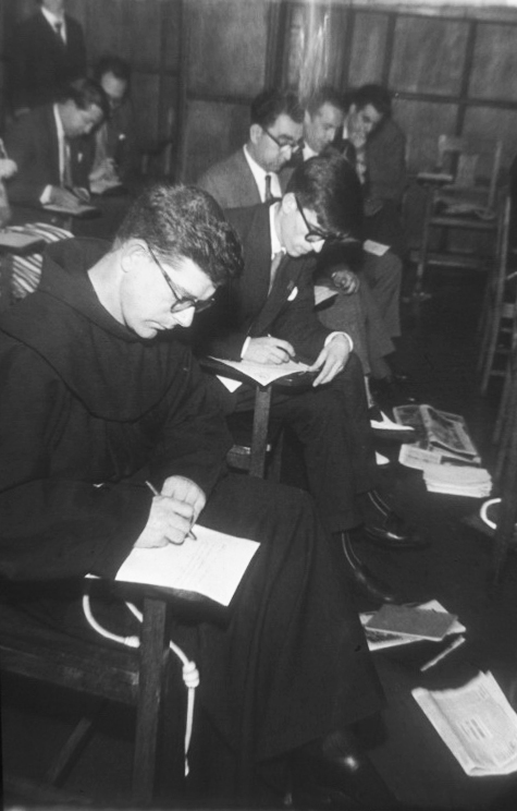 PatrimonioCM's tweet image. 📷Exámenes de Grado en la Escuela de Periodismo, 1960. Fondo Martín Santos Yubero, ARCM.