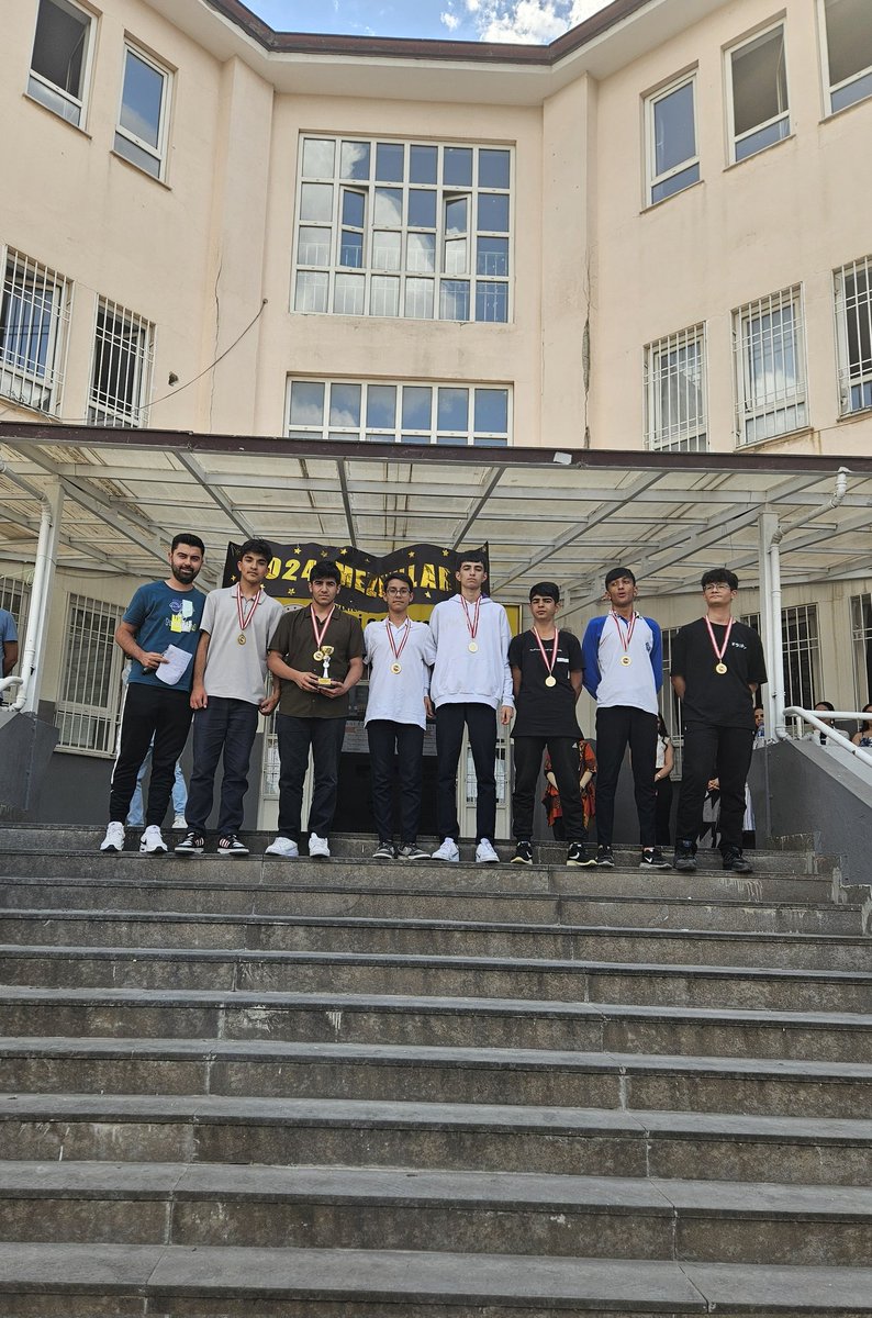 h_konukoglu's tweet photo. Okulumuzda gerçekleştirilen Sınıflar Arası Futsal Turnuvası'nın kazananı 10-D sınıfı oldu.🥇🏆
Turnuvaya katılan tüm öğrencilerimizi tebrik ediyoruz. 👏🏻👏🏻👏🏻
@FatmaSahin
@yasintepe @yagcimehmet27 @SehitkamilMEM @Rgndodu1 https://t.co/CCGSzTQVF6