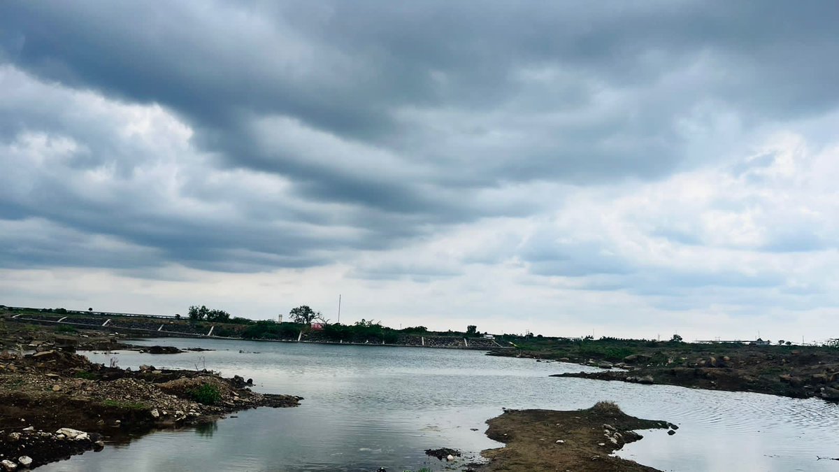 TPVIJAYPUR's tweet photo. ವಿಜಯಪುರ ತಾಲೂಕಿನ ಅಲಿಯಾಬಾದ ಗ್ರಾಮ ಪಂಚಾಯತಿ ವ್ಯಾಪ್ತಿಯಲ್ಲಿ ಬರುವ  ನರೇಗಾ ಯೋಜನೆಯಡಿ ಕೈಗೊಂಡ ಅಮೃತ ಸರೋವರ ಕೆರೆ ನಿನ್ನೆ ಸುರಿದ ಮಳೆಗೆ ಸಂಪೂರ್ಣ ಭರ್ತಿಯಾಗಿರುವುದು. https://t.co/OHsfPDDNAh