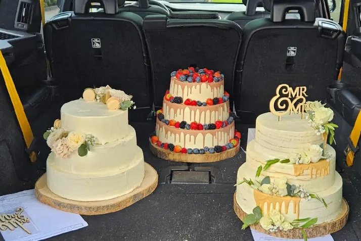 Wedding time❤️ Heb me wagen volgeladen!!! Om weer fantastische bruidstaarten te gaan bezorgen.