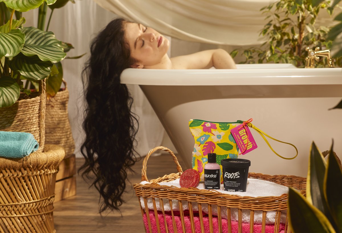 Questo trio per la cura dei capelli ha tutto. Contiene: 
- New: deterge con menta piperita 
- maschera per il cuoio capelluto Roots: rigenera il cuoio capelluto affaticato 
- balsamo Valkyrie: ricco di proteine che rinforzano i capelli danneggiati. 

lush.ch/products/curly…