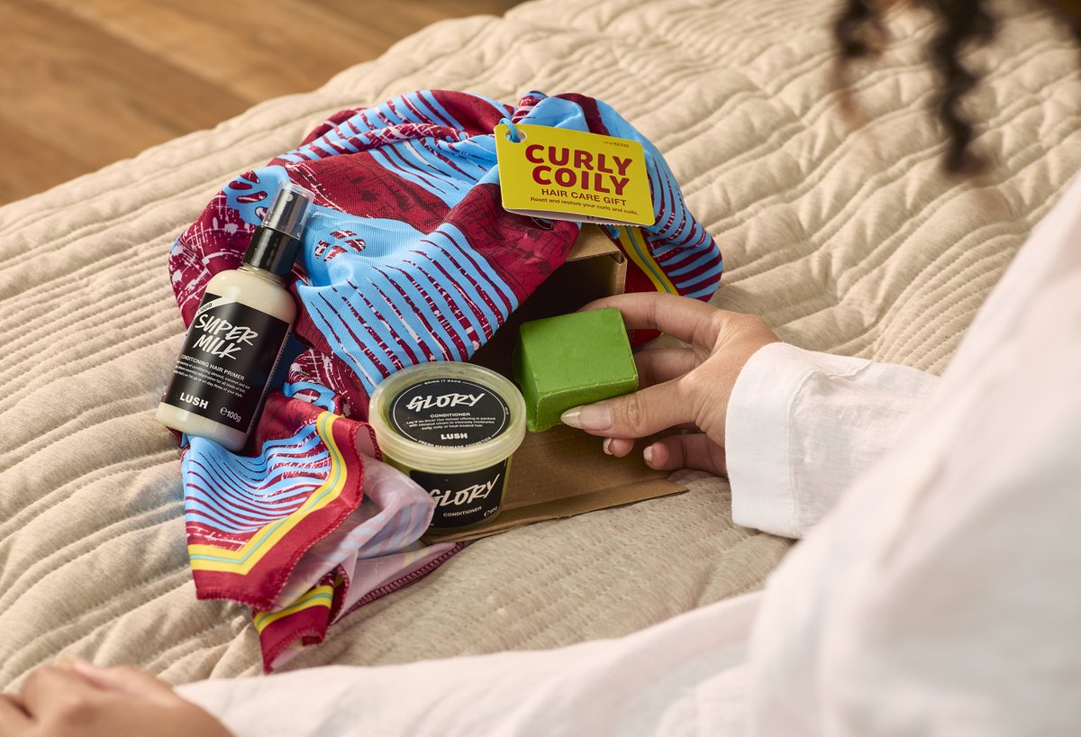 Questo trio di trattamenti rimetterà in forma i vostri ricci. Contiene: 
- Avocado Co-Wash: protegge e rinforza i capelli 
- Glory Conditioner: nutre con okra, crema di cocco e olio d'oliva 
-Super Milk: fornisce ai capelli una tripla cura

lush.ch/products/curly…