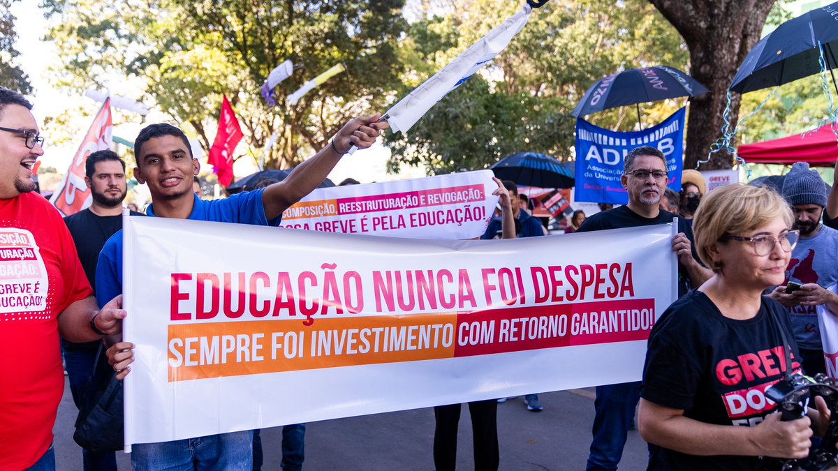 adufpel's tweet photo. 100% das universidades federais receberam valores inferiores ao necessário para manter o patamar por matrícula de 2010 a 2022. 
#EducacaoNoOrcamento https://t.co/a1R5anMF7k