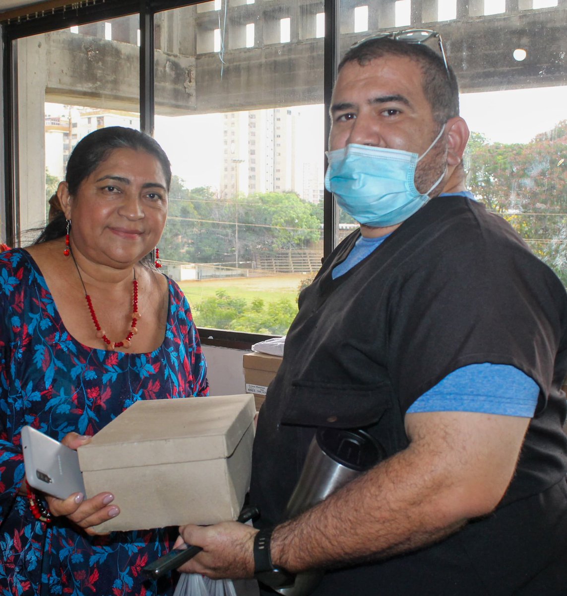 Orgullosos de apoyar la educación. Entrega de kits escolares para los hijos del personal de Ipasme Maracaibo, gracias a las políticas implementadas por el presidente <a href="/NicolasMaduro/">Nicolás Maduro</a> y <a href="/_LaAvanzadora/">Yelitze Santaella</a>
@MPPEDUCACION
#VamosPaLanteVenezuela