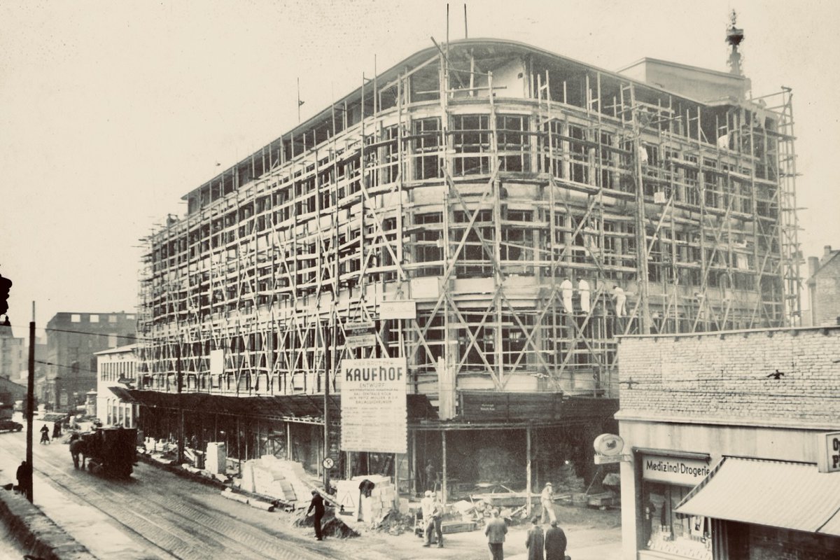 RolandFlade's tweet photo. Dreiundsiebzig Jahre nach seiner Errichtung und Eröffnung 1951 ist der Würzburger #Kaufhof, der vor Kurzem noch vor dem Aus stand, gerettet. Foto © Walter Röder, Main-Post
https://t.co/MeUodNnq8E https://t.co/TZs2vcxogx