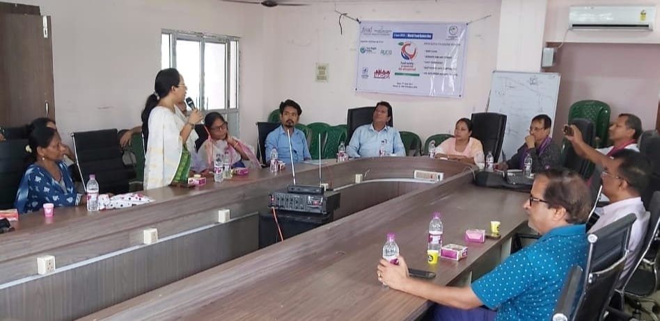 airnews_ghy's tweet photo. World Food Safety Day was observed today at the Conference Hall of the Joint Director of Health Services (DHS) in Kokrajhar, emphasizing the importance of maintaining food safety to ensure public health. @kokrajhar_town 
#AkashvaniPics: Preetam https://t.co/OJwIFcHfjb