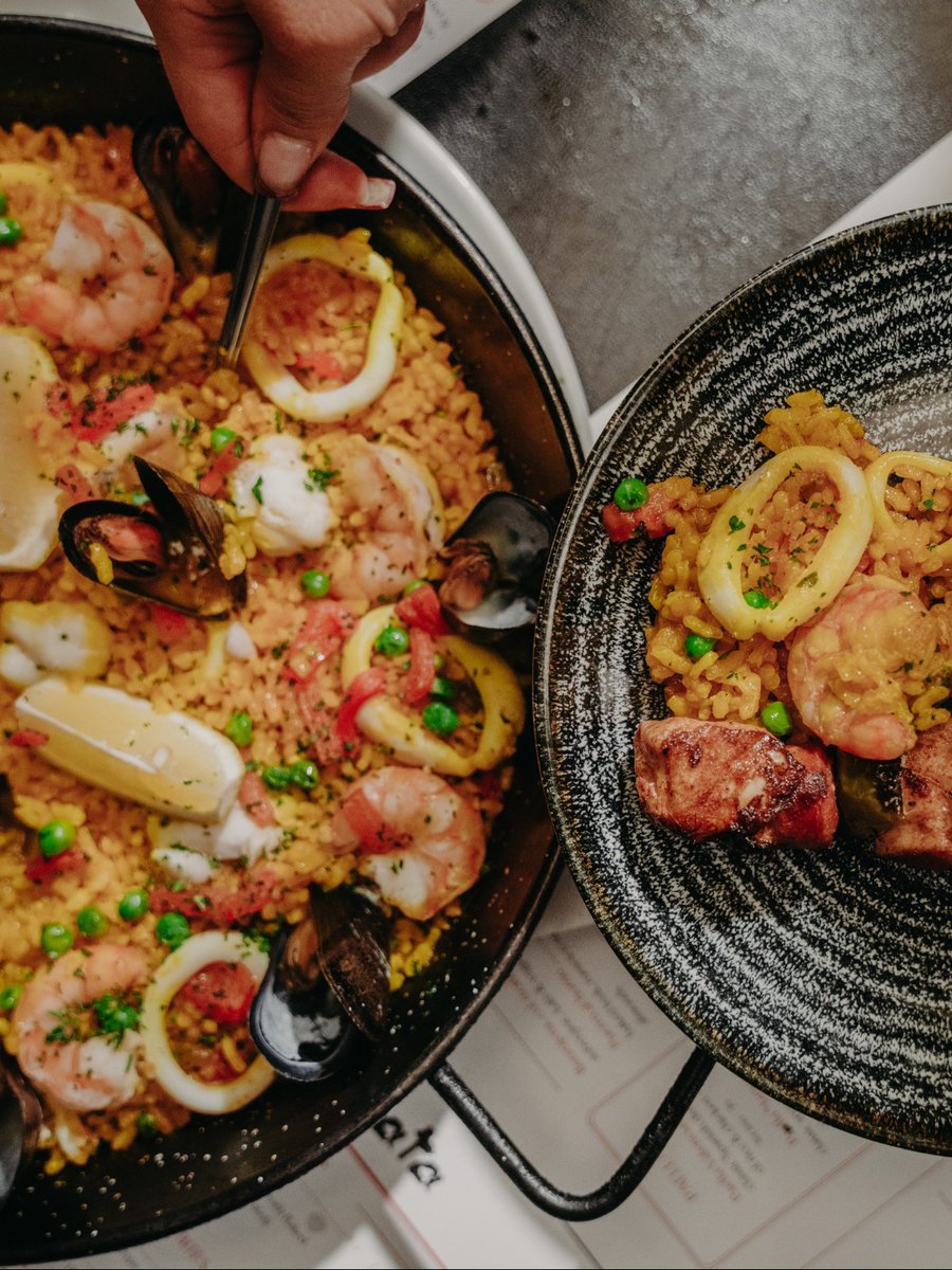 Paella Marinera, a classic Spanish dish bursting with delicate flavour, fresh shellfish, and succulent seafood. 

Tag who you're sharing this with 🥘😋

Don't miss out, book your spot >  bit.ly/2swFwra