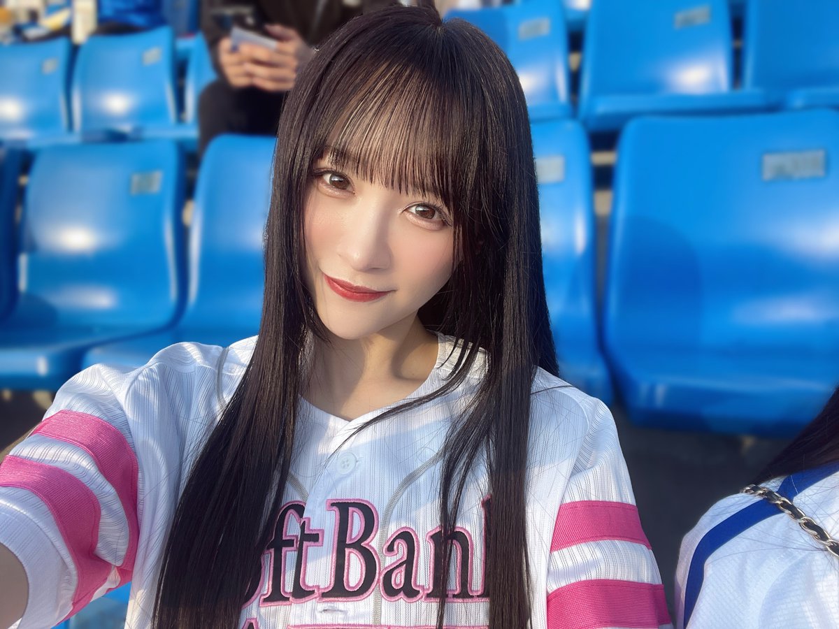 otoshima_risa's tweet photo. しょーこが誘ってくれて野球観戦したよ⚾ 
初ハマスタで野球観戦できて楽しかった☺️
ユニホームを着れて嬉しかったし
また観にいきたいな〜
#sbhawks #たかほー https://t.co/PqTY297J6B