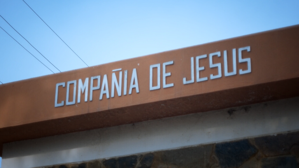 Els jesuïtes de Bolívia admeten que no van protegir els menors del capellà pederasta Lluís Tó ccma.cat/324/els-jesuit…