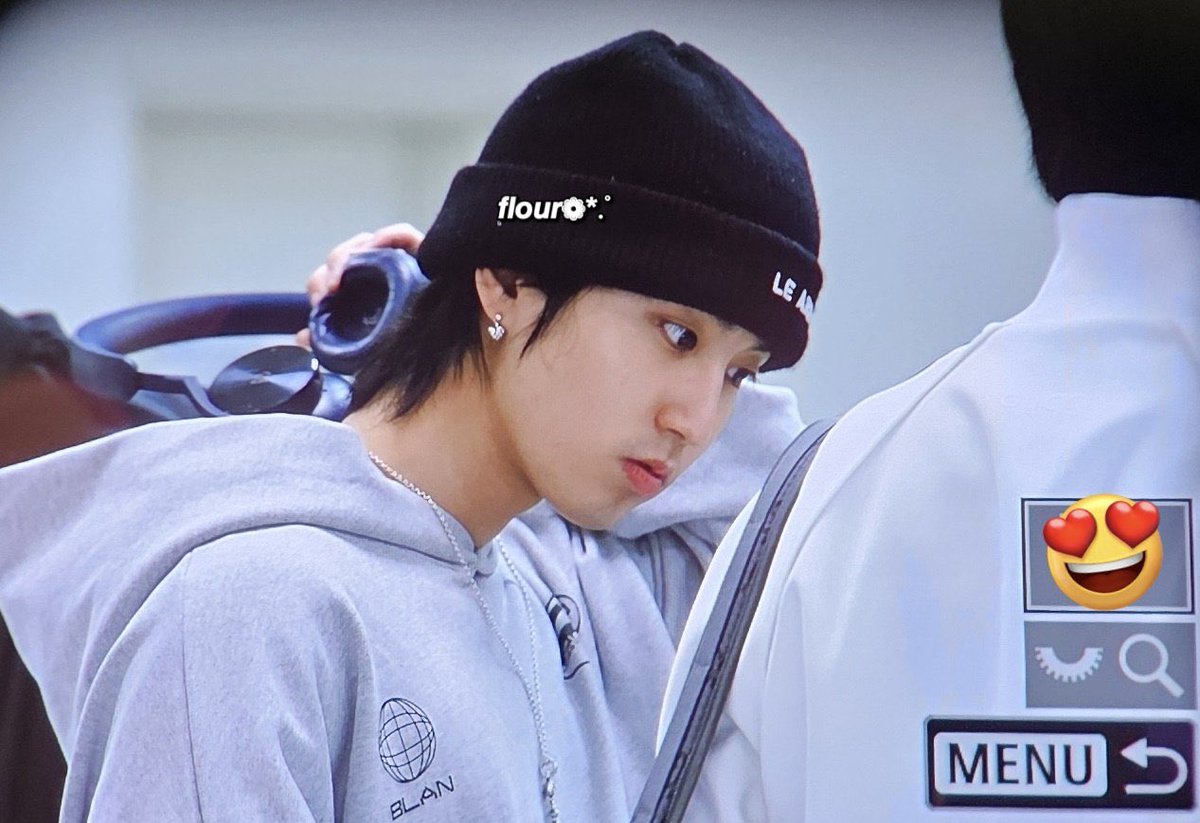 The fuckin shadow of his mo oh god he’s so fucking attractive