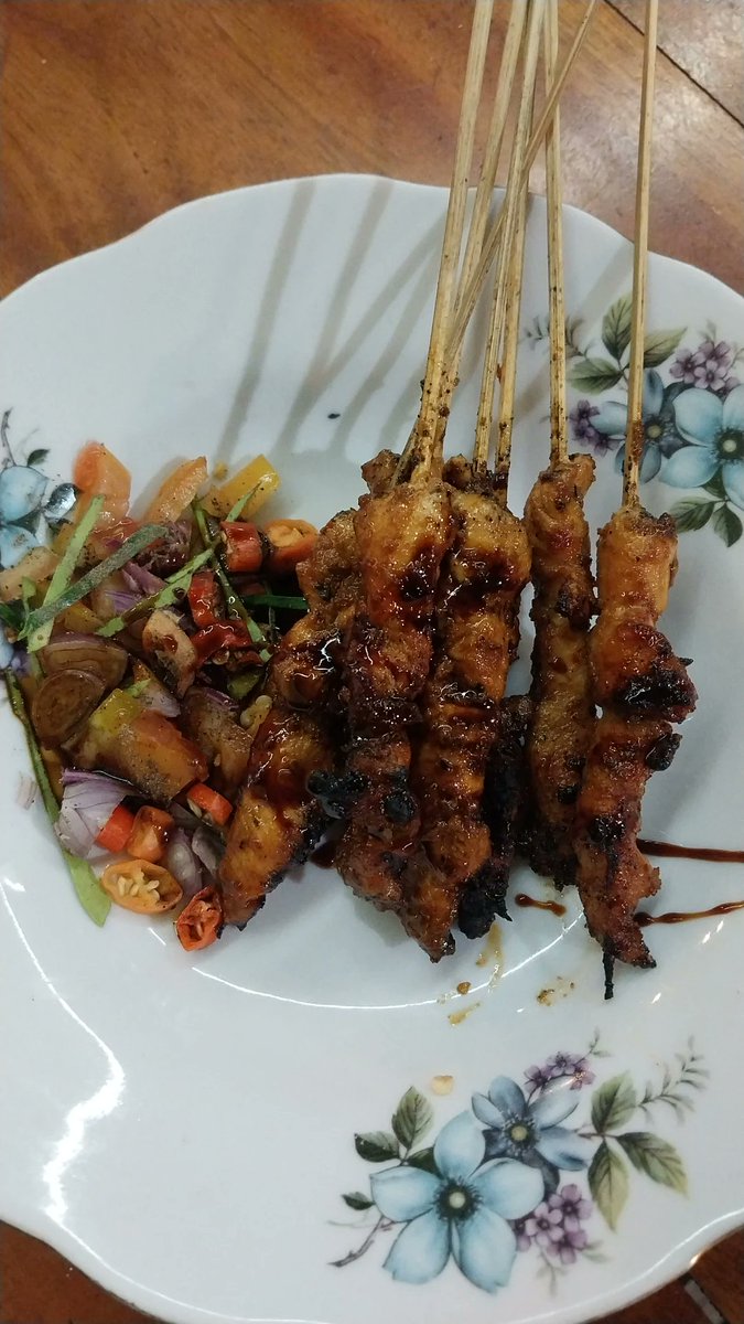 WatiJalanJajan's tweet photo. Wati pengen kalian semua tahu kalau di tengah perkampungan Sagan ada warung makan enak &amp; murah yang jualannya cuma di depan rumah. Menunya ada Nasi Ayam Lombok Hijau (15k), Nasi Sapi Lombok Hijau (17k), &amp; Nasi Sapi Saos Jamur (17k). Udah sama telur &amp; bisa request didadar/ceplok. https://t.co/yi53O3UqmL