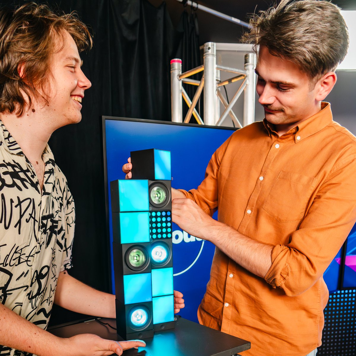 Kiedy jesteś dorosły, ale wciąż lubisz bawić się klockami 
(teraz świecącymi!) 💡

Ty też możesz takie mieć🔗 bit.ly/Yeelight-beloud