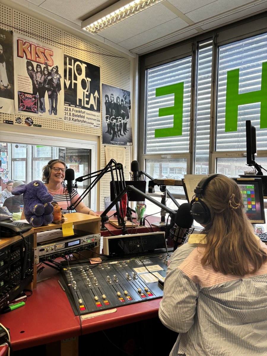 📻Gerade hat #AnnCathrinHarders im #Radioformat "SFB 1288 auf Hertz 87.9" über ihre #Forschung zu #Vergleichspraktiken gesprochen.
🔄Verpasst? Das #Interview ist bald auf dem #SFB1288-YouTube-Kanal zum Nachhören verfügbar.
<a href="/dfg_public/">DFG public | @dfg_public@wisskomm.social</a>
⬇️Blick ins <a href="/Hertz879/">Hertz 87.9</a>-Studio <a href="/unibielefeld/">Bielefeld University</a>: