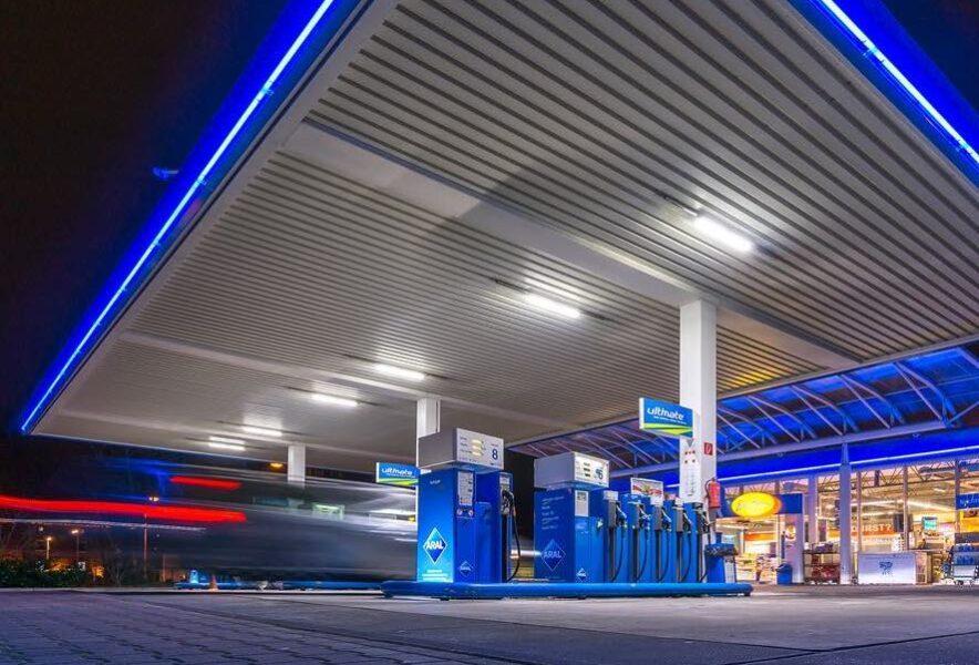 ドイツ政府は2024年5月29日、ドイツ国内の大手ガソリンスタンド運営会社にEV用急速充電器の設置を義務づける方針を閣議決定しました。 webcg.net/feature/evcafe…