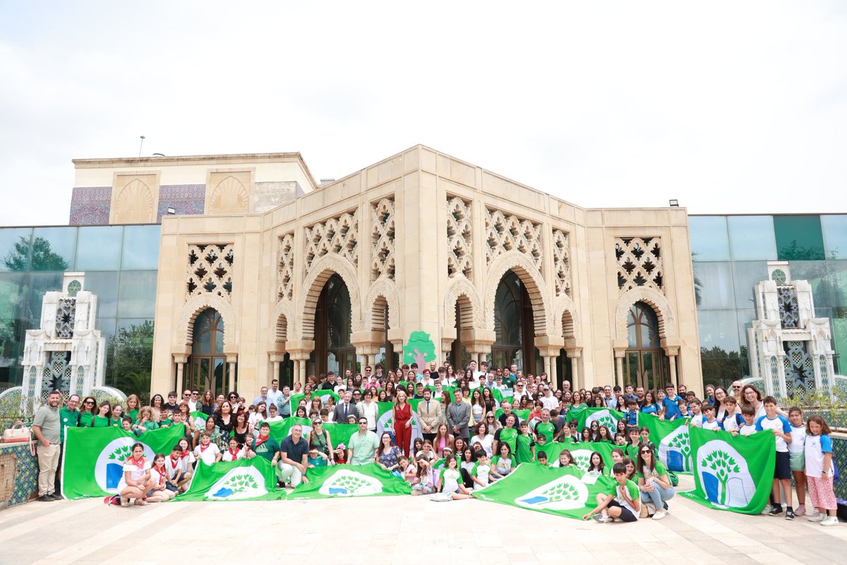 EducaAnd's tweet photo. 🌳 19 centros docentes reciben de manos de Patricia del Pozo una Bandera Verde por su compromiso con la educación ambiental.

👉 Programa Ecoescuelas
👉 Curso 2023/24 https://t.co/UmcDQ0ZGaQ