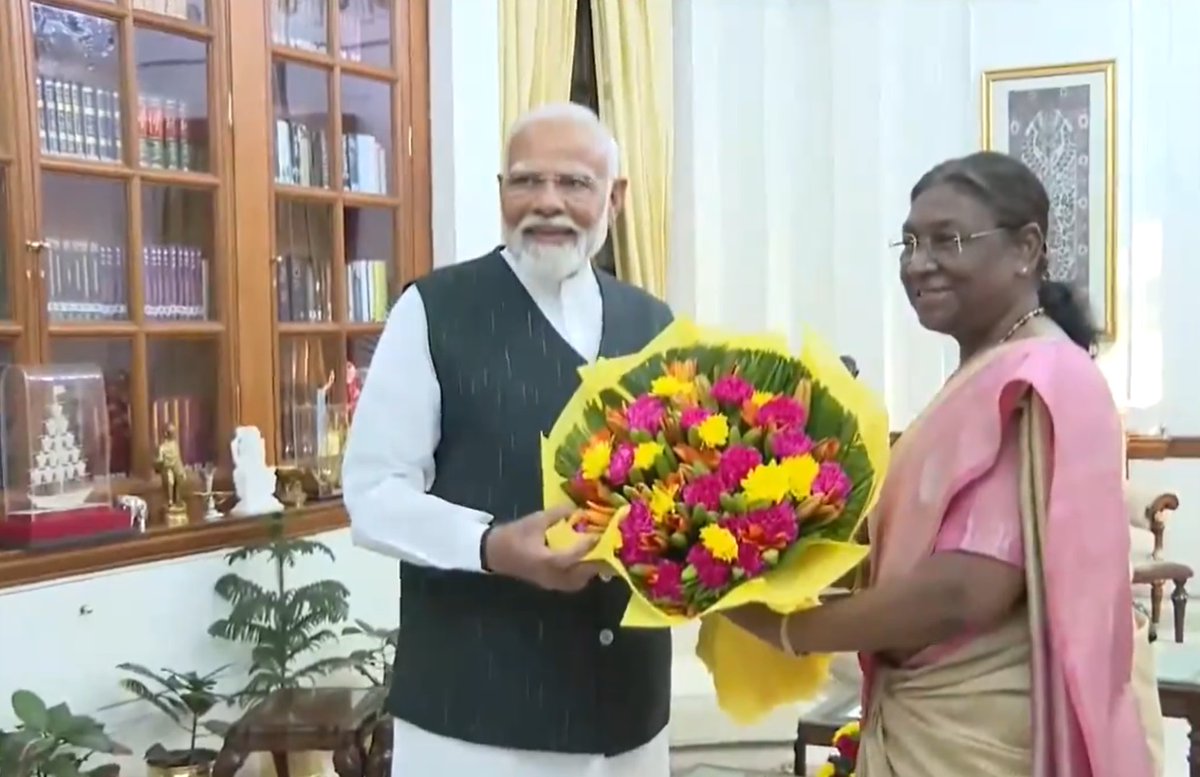 republic's tweet image. #Breaking President Droupadi Murmu @rashtrapatibhvn has appointed me as PM-designate: Narendra Modi 
 @narendramodi 

#narendramodi 
#narendramodioathceremony
#LokSabhaelections2024
republicworld.com/elections/lok-…