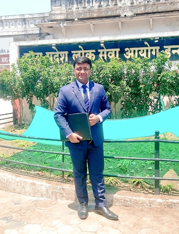 mpmanishyadav's tweet image. बधाई आदर्श💐

मेरे पारिवारिक सदस्य हरीश तिवारी जी के पुत्र व मेरे छोटे भाई आदर्श तिवारी उमंग का (MPPSC 2021) राजपत्रित अधिकारी-sub ordinate account service मध्यप्रदेश अधीनस्थ लेखा सेवा में चयनित होने पर आत्मीय बधाई और शुभकामनाएँ।
@Siddh_vindhya
#Sidhharth_Tiwari_Raj #MPPSCResult